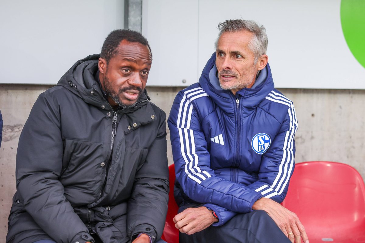 Ben Manga und Kees van Wonderen auf der Bank des FC Schalke 04.