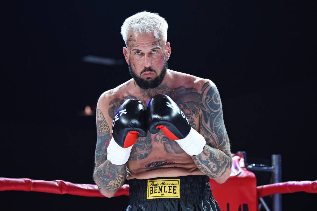 Jörg Hansen oberkörperfrei mit Boxhandschuhen.