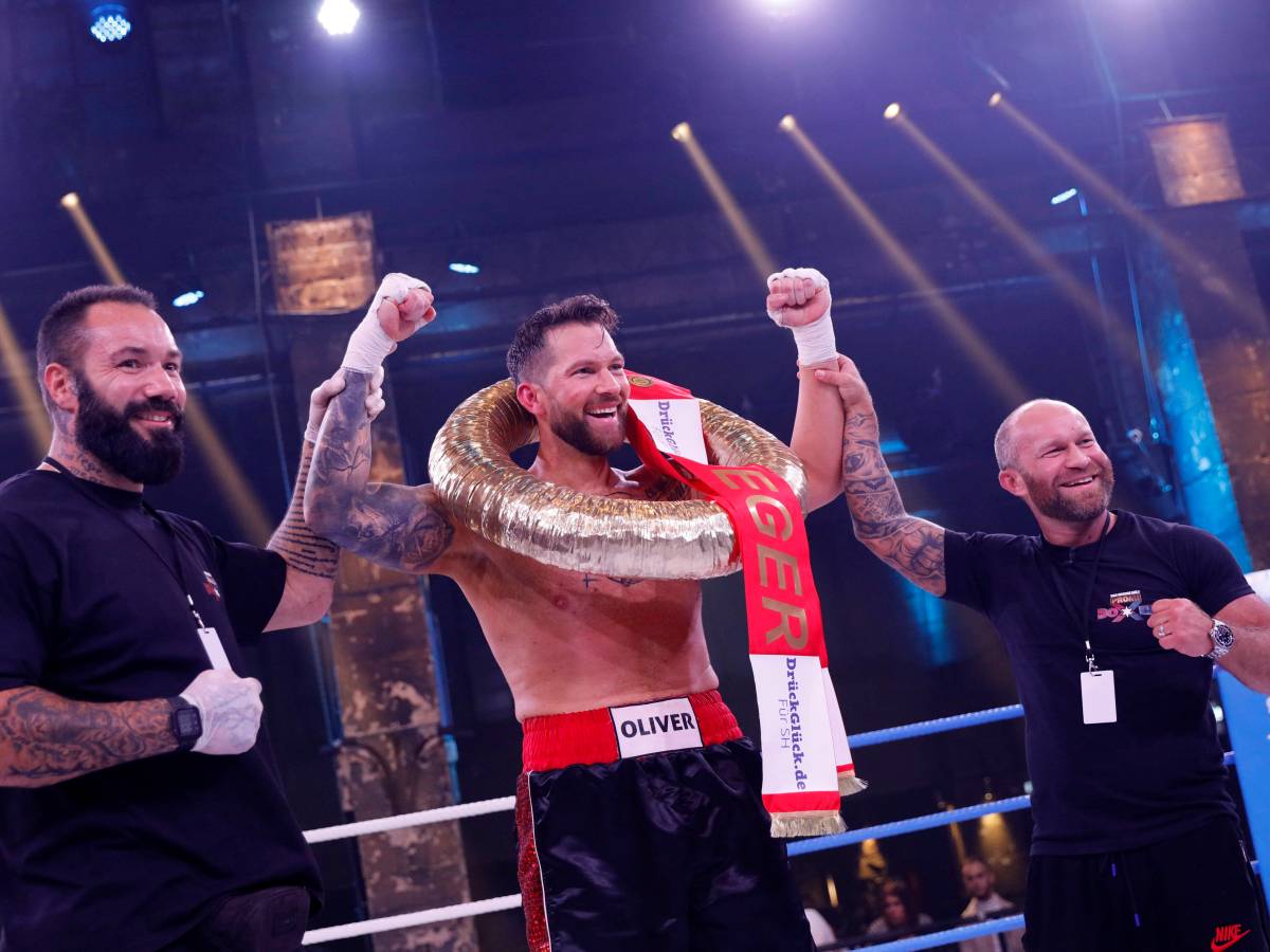 Oliver Sanne steht oberkörperfrei im Boxring.