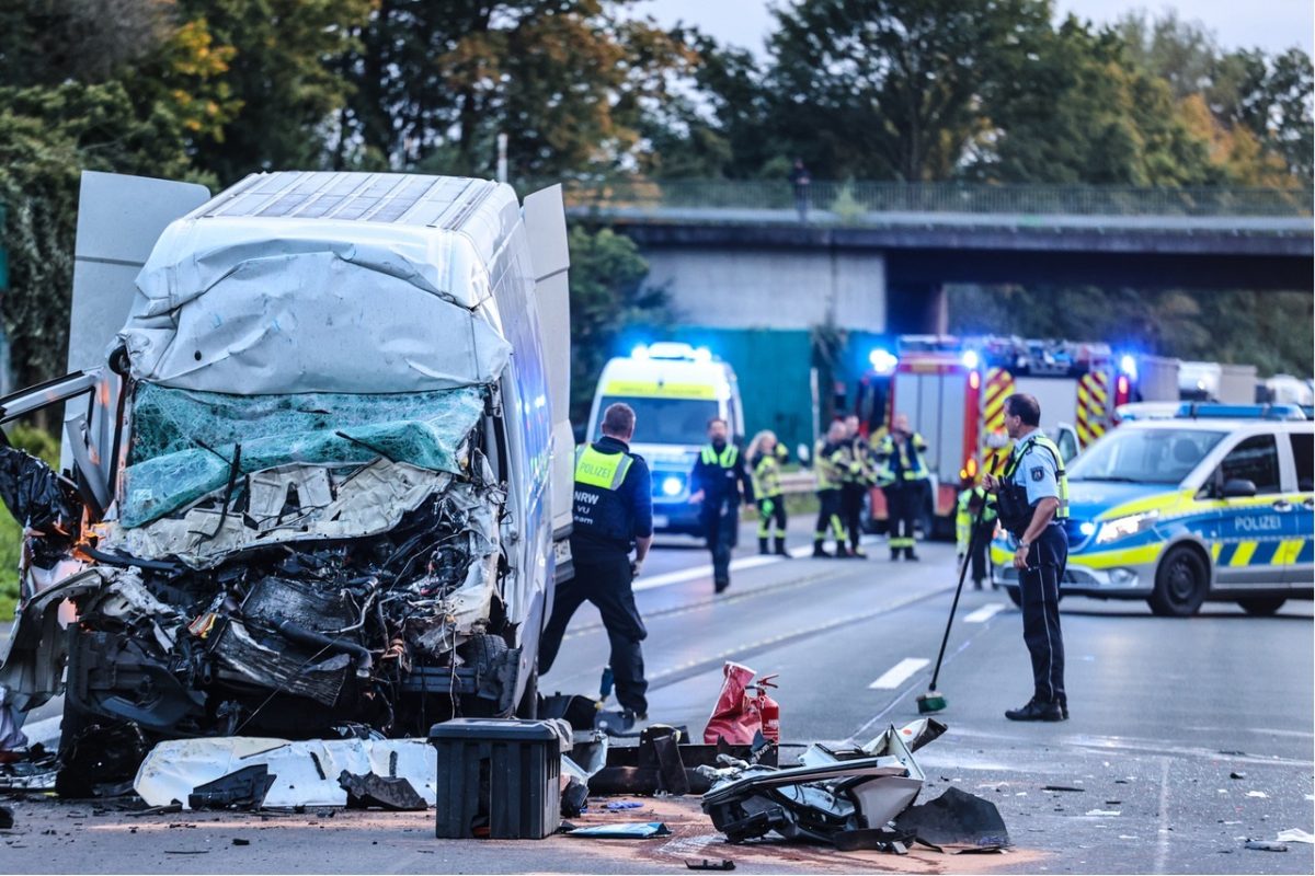 A1 bei Dortmund: Transporter fährt auf Stauende auf.