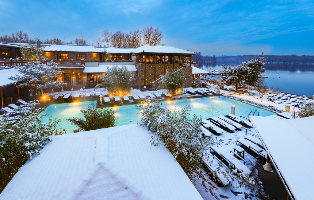 Außenpool im Winter mit Schnee