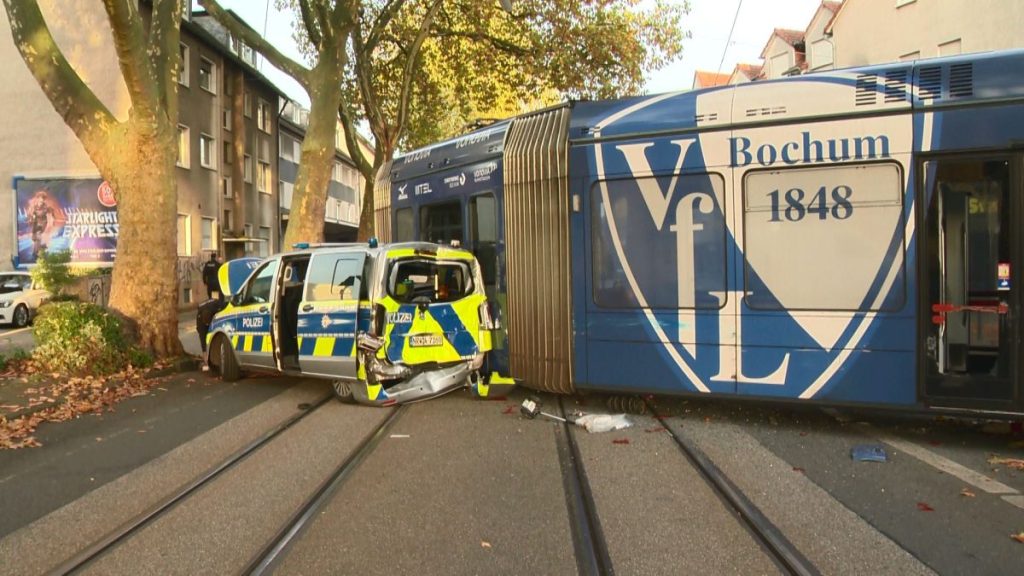 Die VfL-Straßenbahn ist am Samstagmorgen mit einem Streifenwagen zusammen gekracht. Die Bahn ist bei dem Unfall stark beschädigt worden.