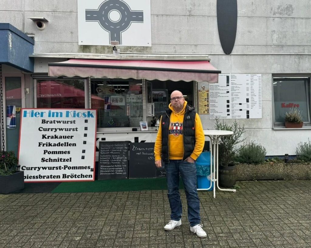 Markus Simons vor seinem Kiosk in Hilden