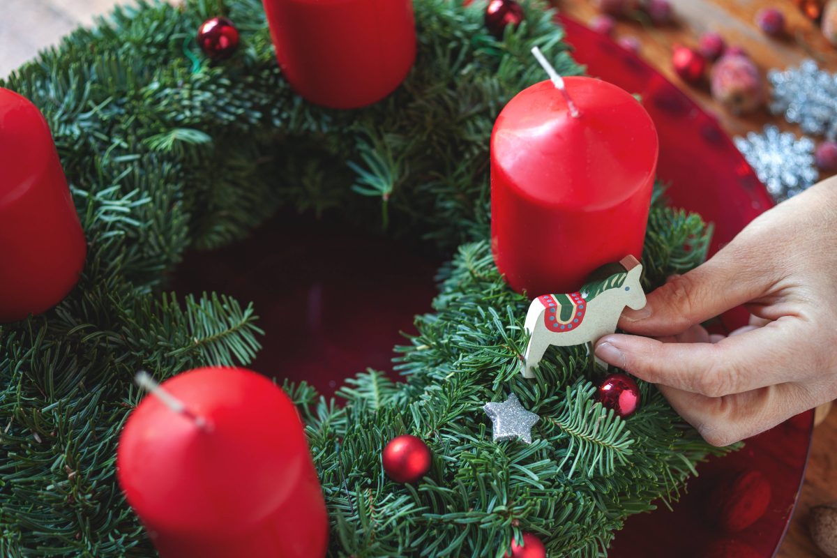 adventskranz-selber-machen-g-nstig-einfach-und-sch-n-so-gelingt-das-basteln