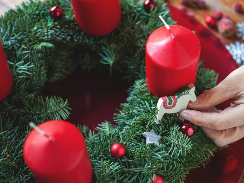 Adventskranz selber machen: Günstig, einfach und schön – so gelingt das Basteln