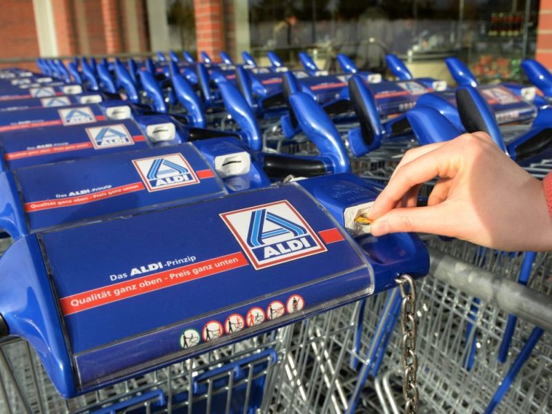 Aldi-Kunde hat keine Münze für Einkaufswagen – er kommt auf eine irre Idee