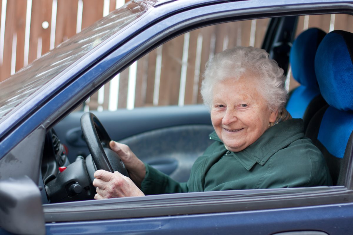 Rentnerin fährt Auto