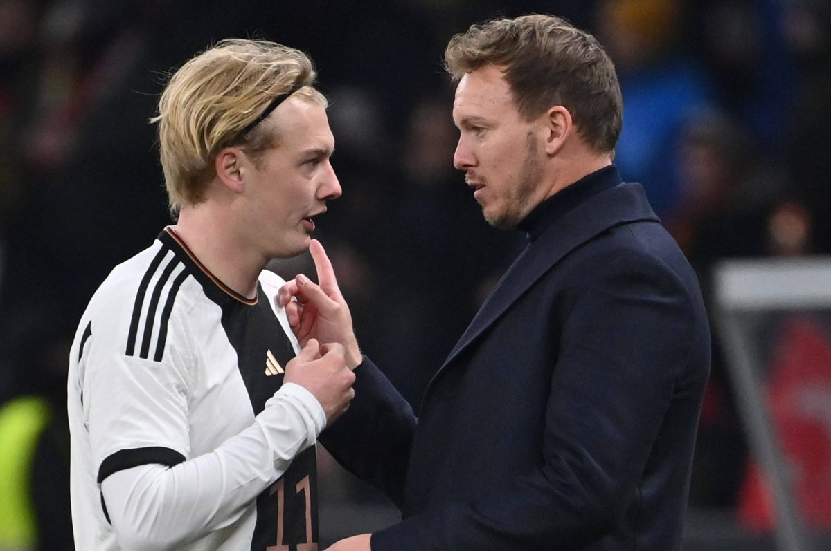 Julian Nagelsmann im Gespräch mit Julian Brandt von Borussia Dortmund.