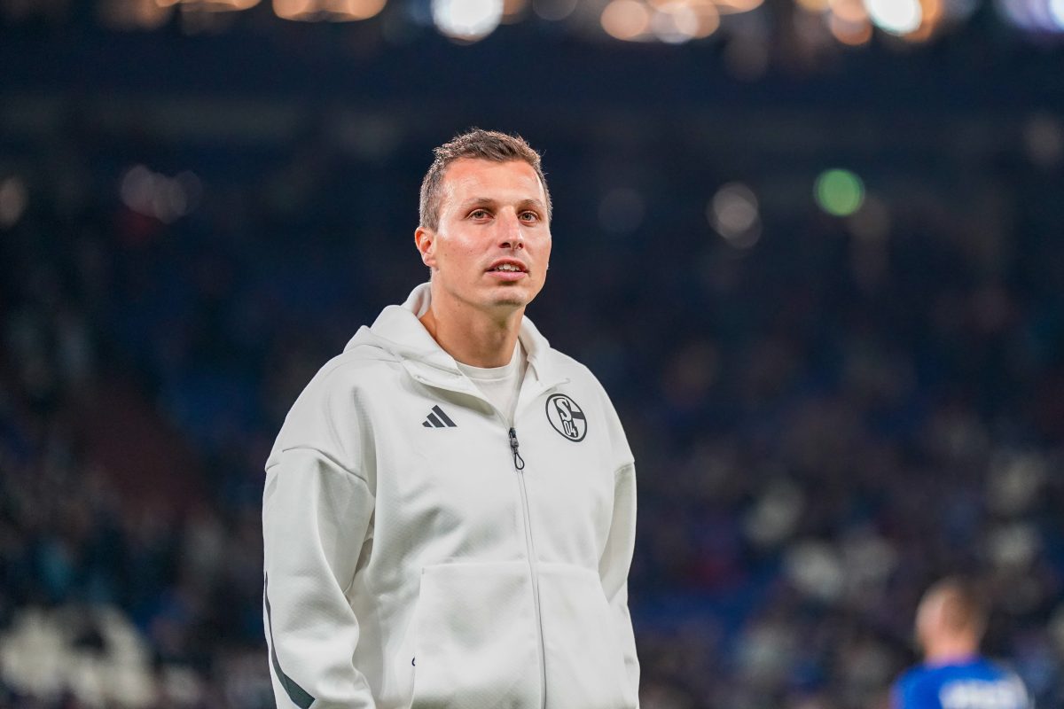 Die Anhänger des FC Schalke 04 wollen, dass Jakob Fimpel dauerhaft als Cheftrainer zurückkehrt. Jetzt äußert sich er sich selbst dazu.