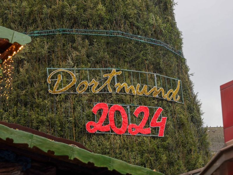 Weihnachtsmarkt Dortmund: Weihnachtsbaum macht Besucher stinksauer – „Wer hat sich diesen Mist ausgedacht?“