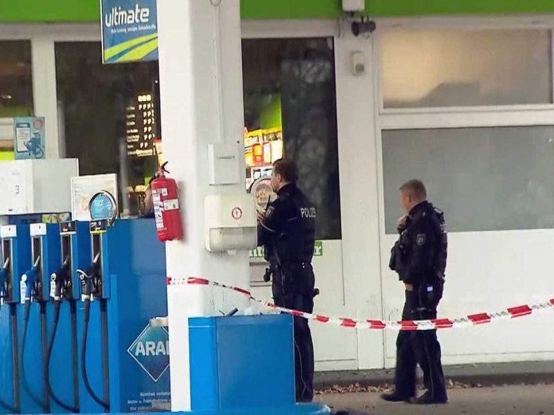 NRW: Lebensgefahr nach Bluttat – verletzte Opfer verschanzen sich an Tankstelle