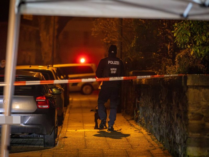 Essener nach Schüssen in Lebensgefahr ++ Tatverdächtiger  im Gebüsch