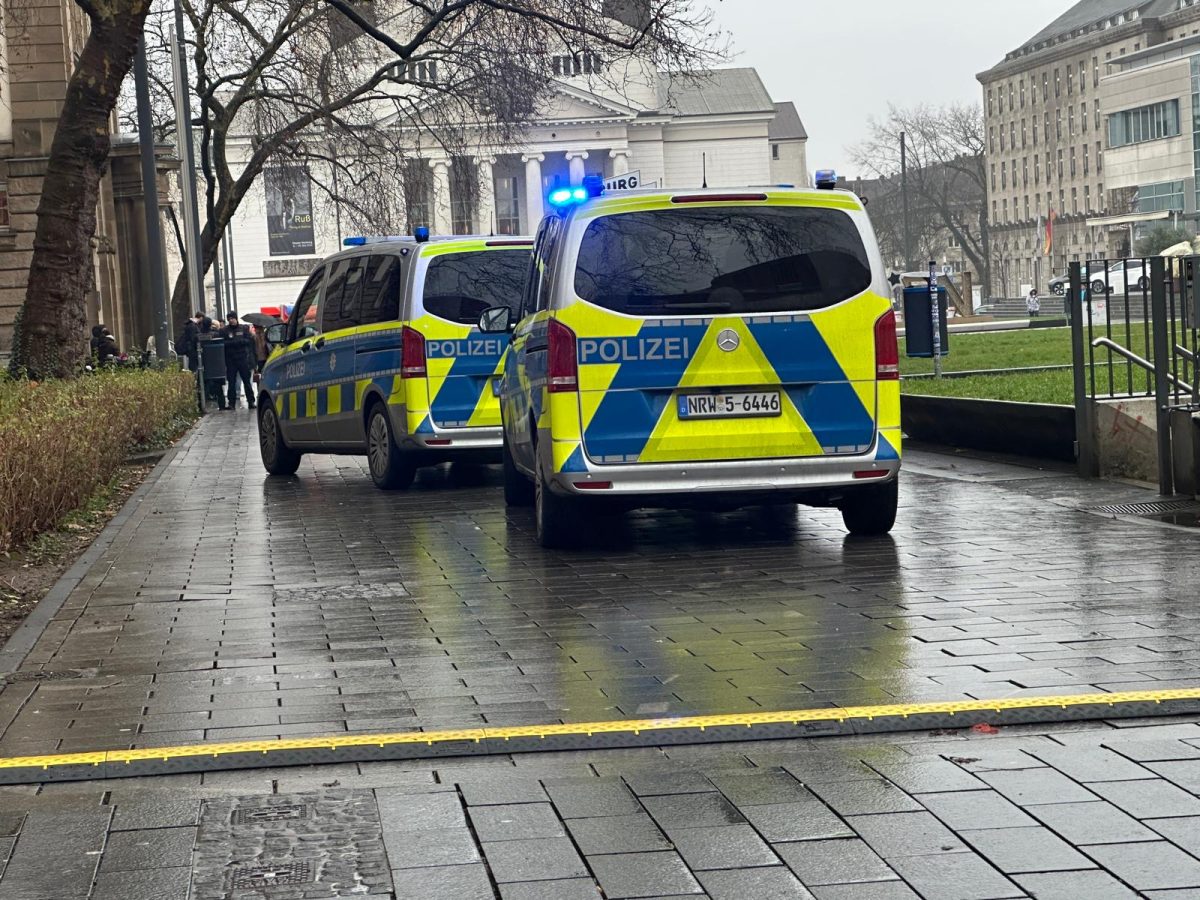 Einsatzfahrzeuge der Polizei in Duisburg vor dem Landgericht am König-Heinrich-Platz.