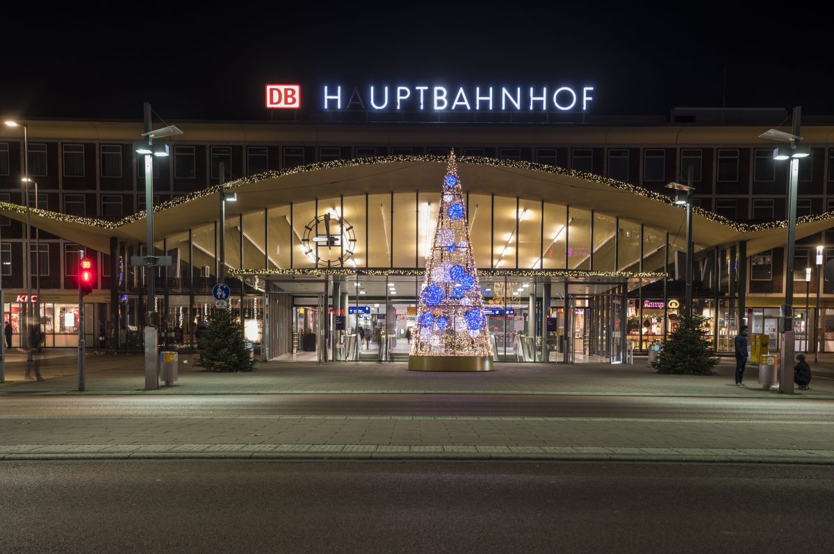 Der Weihnachtsbaum am Hauptbahnhof in Bochum gefällt nicht allen.