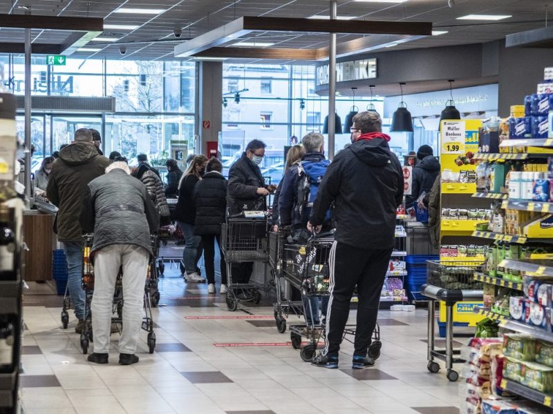 Edeka-Kundin wollte nur Pfand abgeben – Kassiererin komplett sprachlos