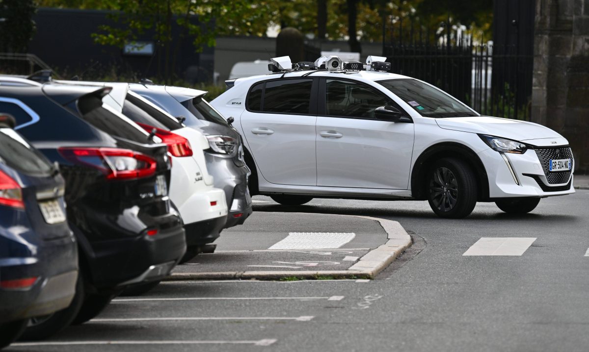 Auto mit Kamera fährt durch die Straßen