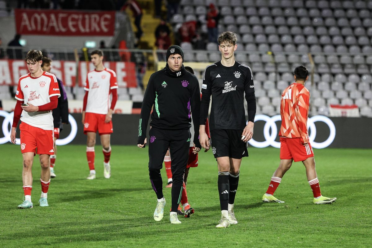 Der FC Bayern München hat so einige Top-Talente in den eigenen Reihen. Bei einem Youngster muss der Rekordmeister wohl ein Abgang befürchten.