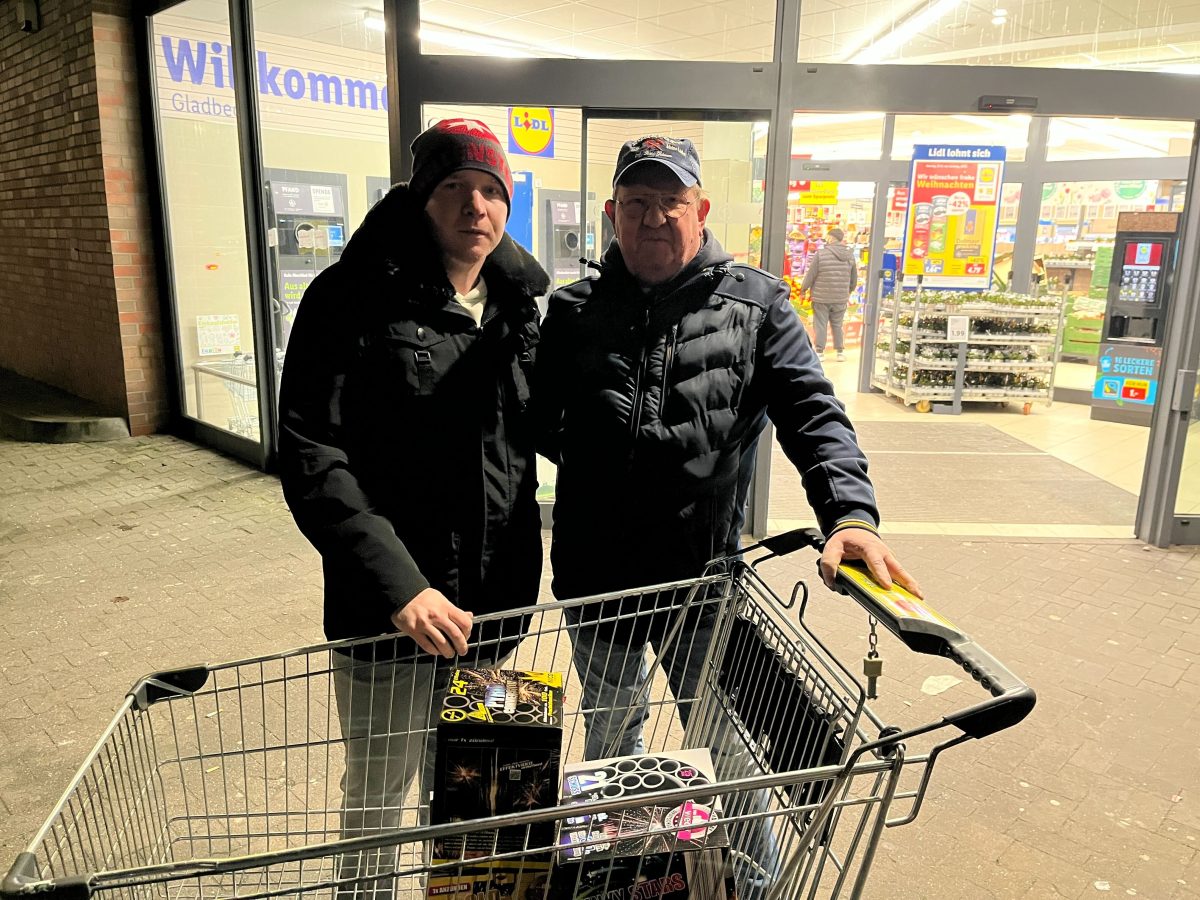 Tim und Manfred vor Lidl