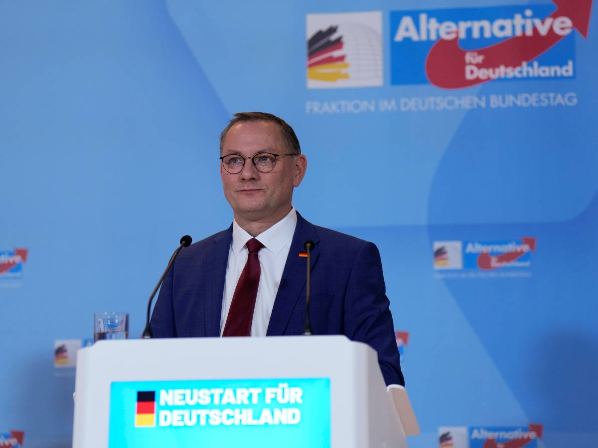 Tino Chrupalla vor AfD-Banner am Rednerpult.