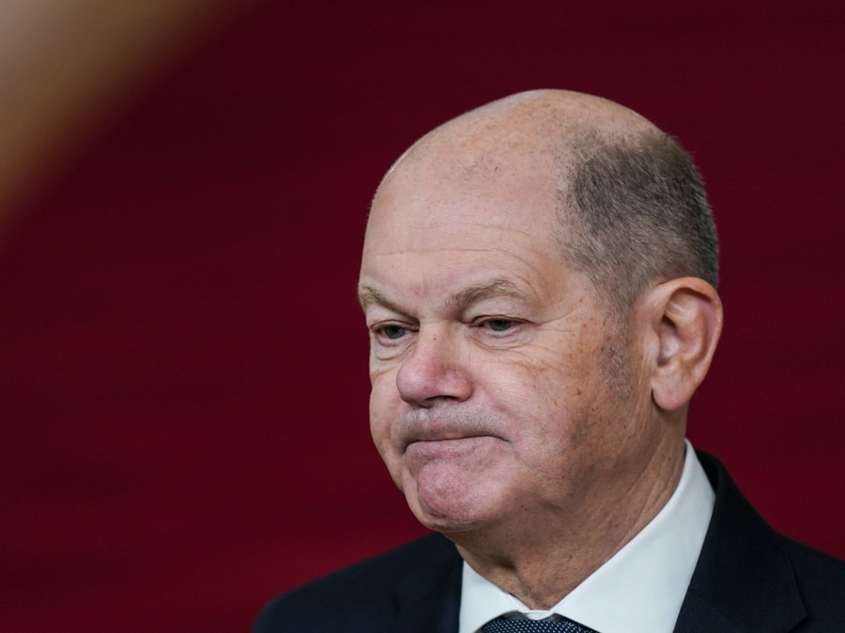 Bundesknzler Olaf Scholz blickt nach dem Anschlag auf den Magdeburger Weihnachtsmarkt enttäuscht.