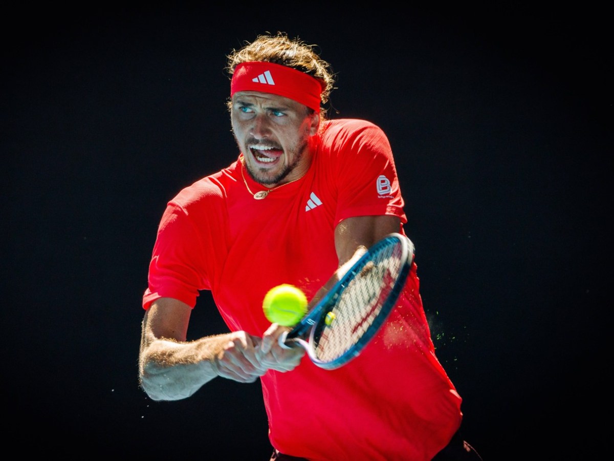 Alexander Zverev schlÃ¤gt bei den Australian Open einen Tennisball.