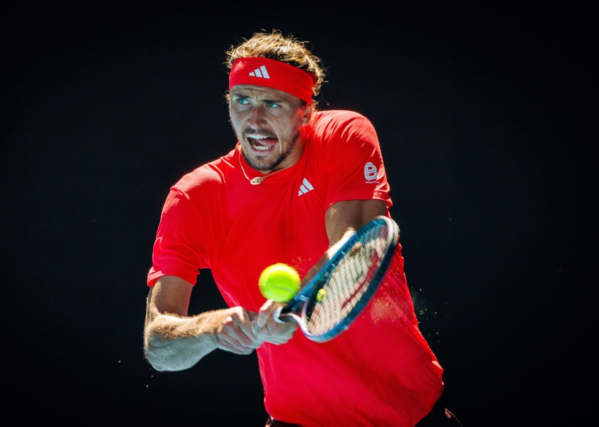 Alexander Zverev schlÃ¤gt bei den Australian Open einen Tennisball.