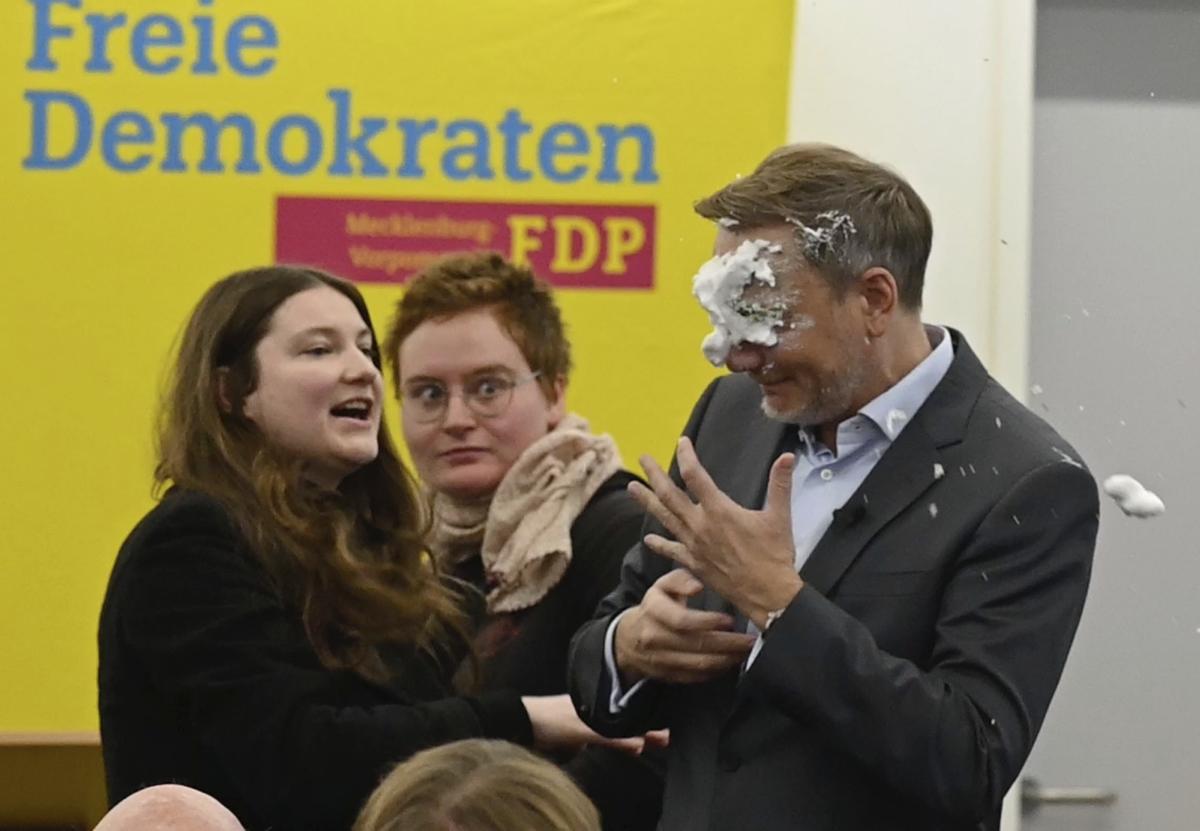 Torten-Attacke auf Lindner.