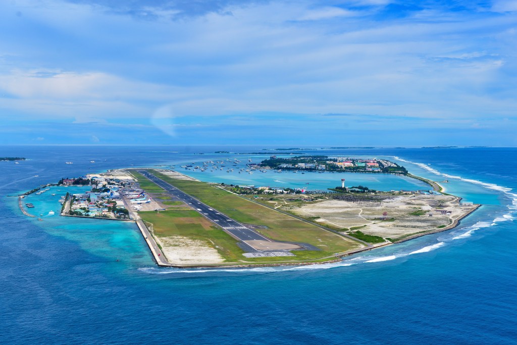 Flughafen inmitten von türkisfarbenem Wasser