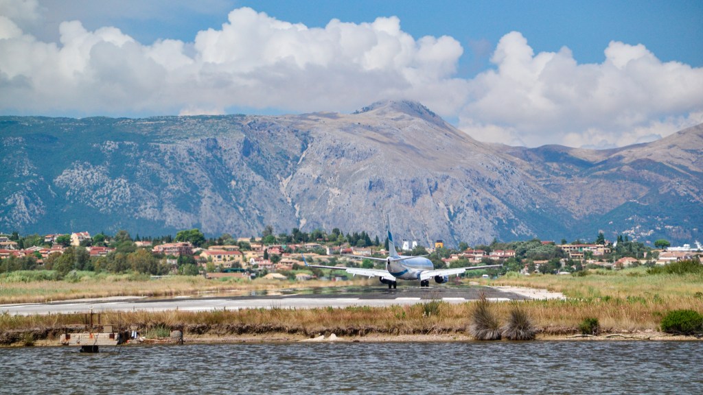 Flugzeug auf Startbahn am Wasser