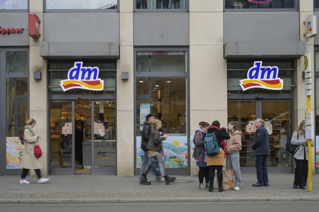 Groeßte Drogeriemarktkette in Deutschland-dm.