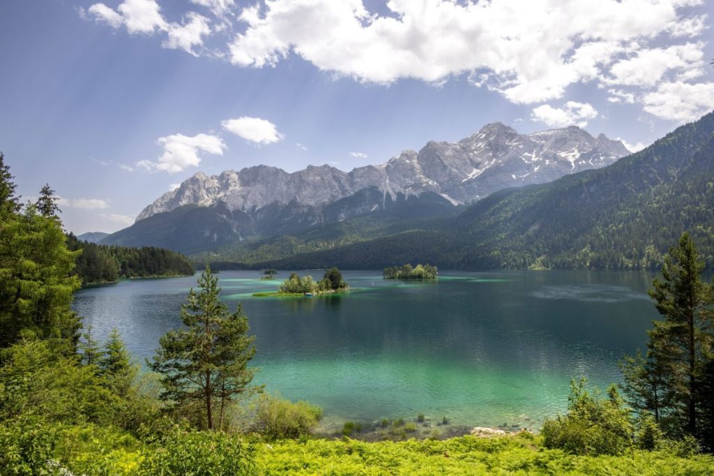 Ein Blick auf den Eibsee und die Zugspitze, den hoechste Berg Deutschlands.