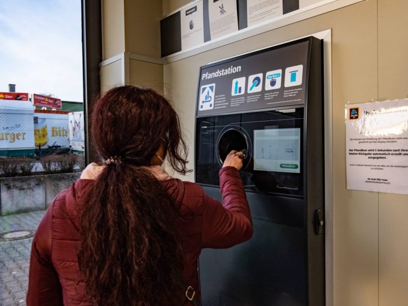 Aldi-Kunden sollen Pfand-Bon abgeben â€“ der Hintergrund ist bitterernst