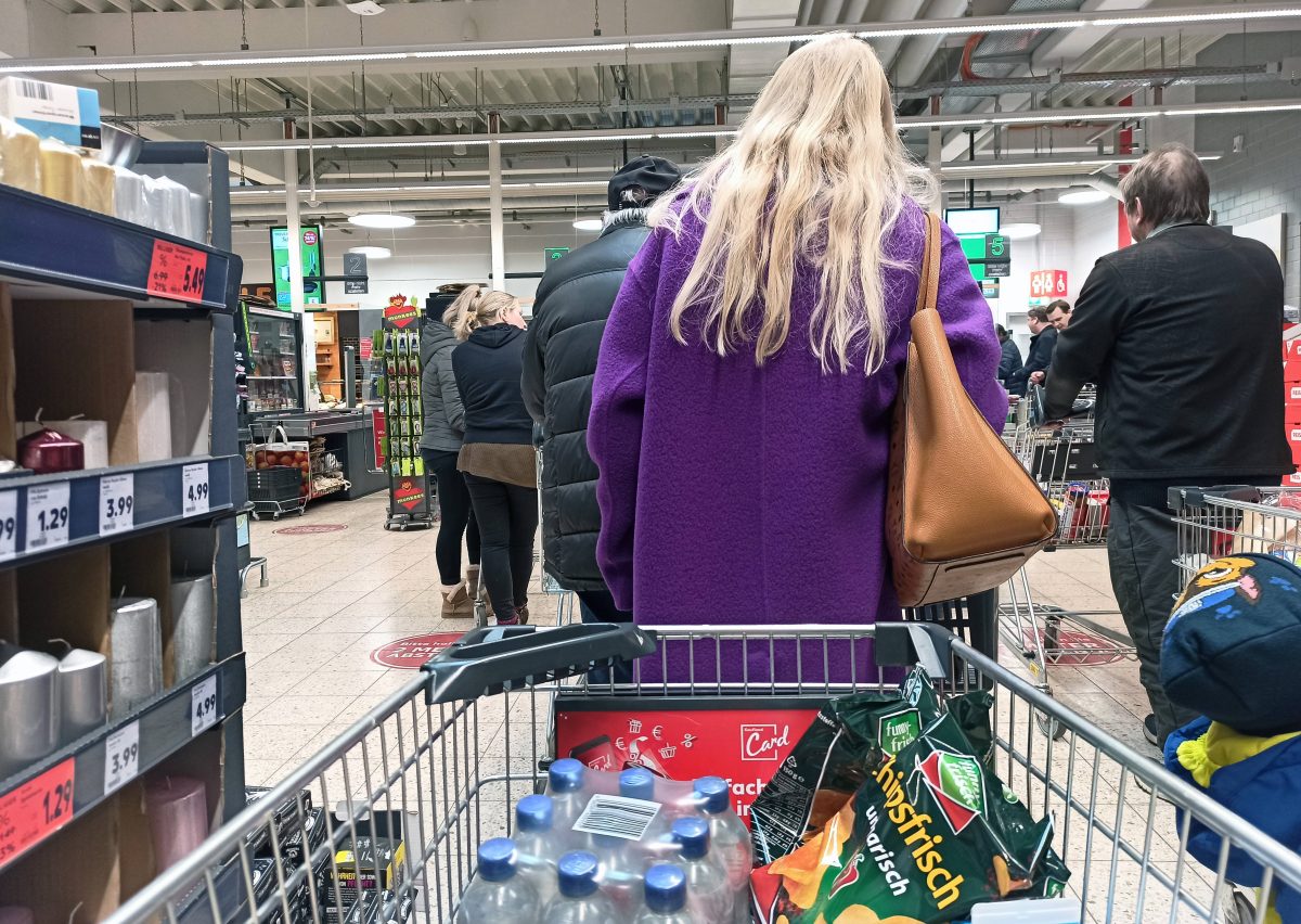 Kaufland-Kundin wartet ewig an Kasse – dann kommt es zur dreisten Aktion