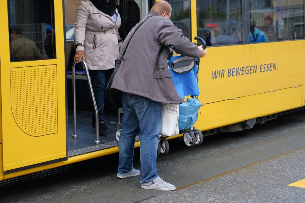 In den Ruhrbahnen in Essen gibt es solche Haltevorrichtungen am Eingang zur Straßenbahn.