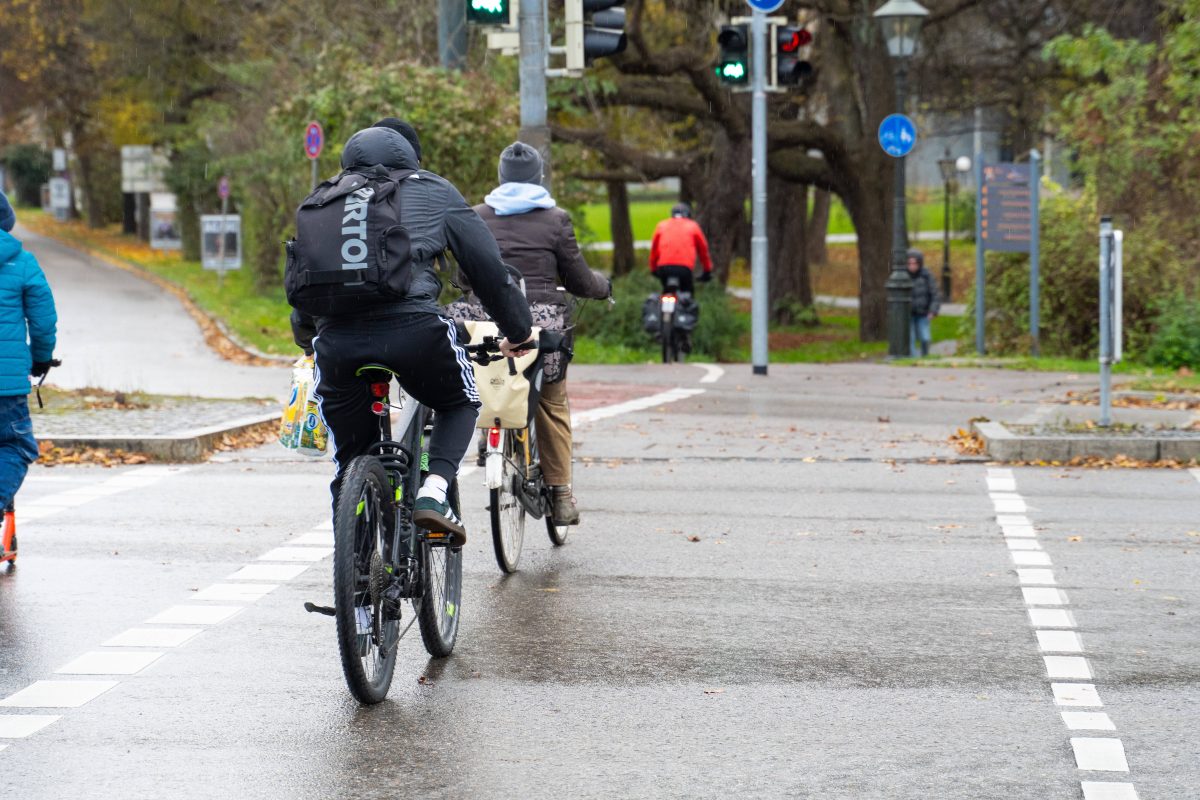 (Symbolbild). Ein Fahrradfahrer fÃ¤hrt Ã¼ber eine Kreuzung und kassiert dafÃ¼r ein BuÃŸgeld.