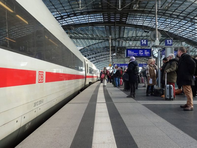 Deutsche Bahn: Durchsage im ICE – plötzlich meldet sich eine tränenerstickte Stimme