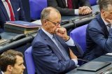 Friedrich Merz wirkt nach der Asyl-Abstimmung fassungslos.