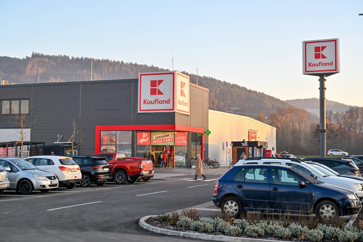 Kaufland-Kunde stellt Auto im Parkhaus ab – als er zurückkommt, trifft ihn der Schlag