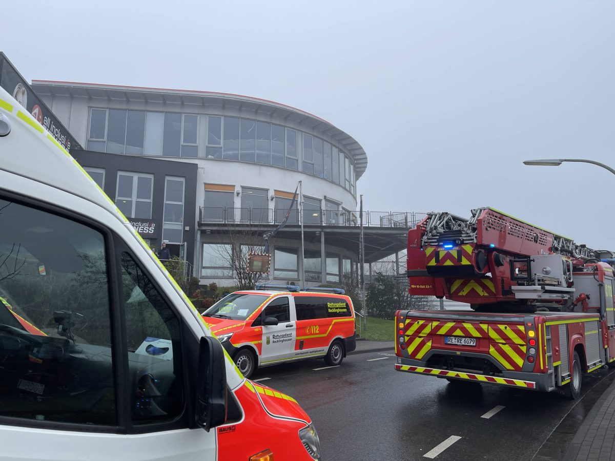 NRW: Fitnessstudio-Decke eingestürzt – Feuerwehr im Großeinsatz