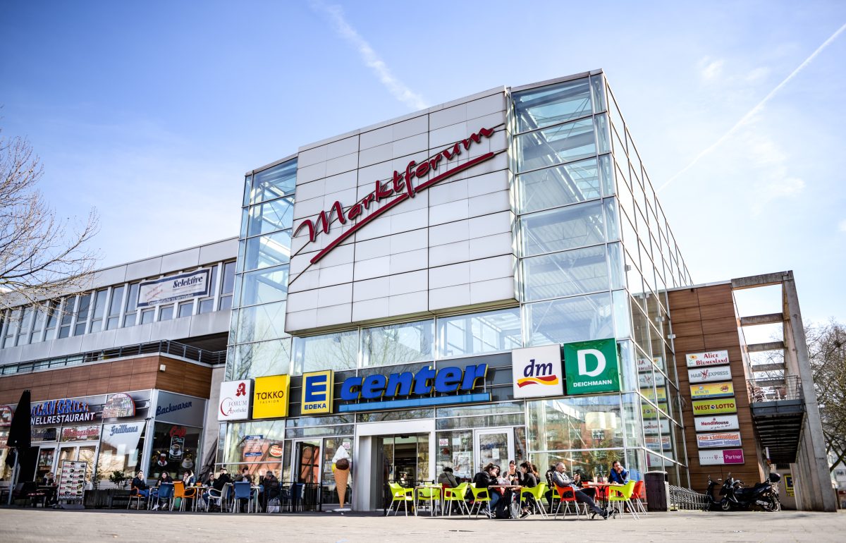 Duisburg: Schockierendes Messer-Video ++ Bewaffneter Mann läuft durch Einkaufszentrum