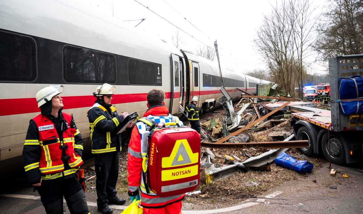 Hamburg: Zugunglück endet tödlich – ein Passagier stirbt ++ weitere Verletzte