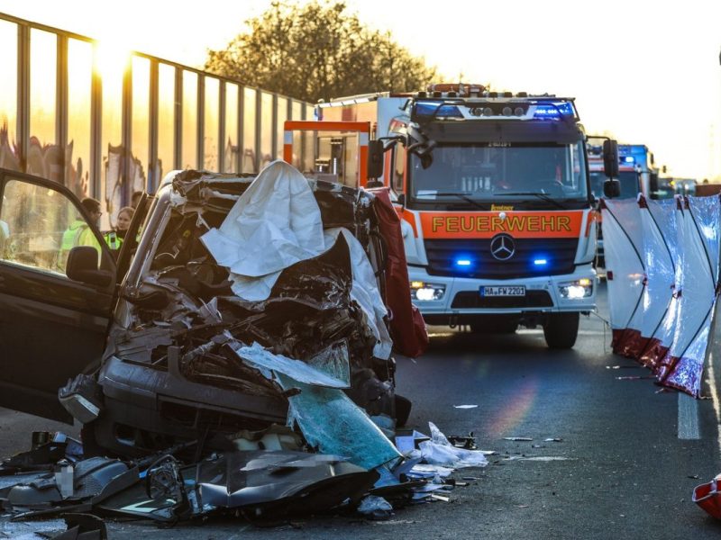 Todes-Drama auf A1 im Ruhrgebiet: Transporter rast auf Stauende auf â€“ Fahrer stirbt