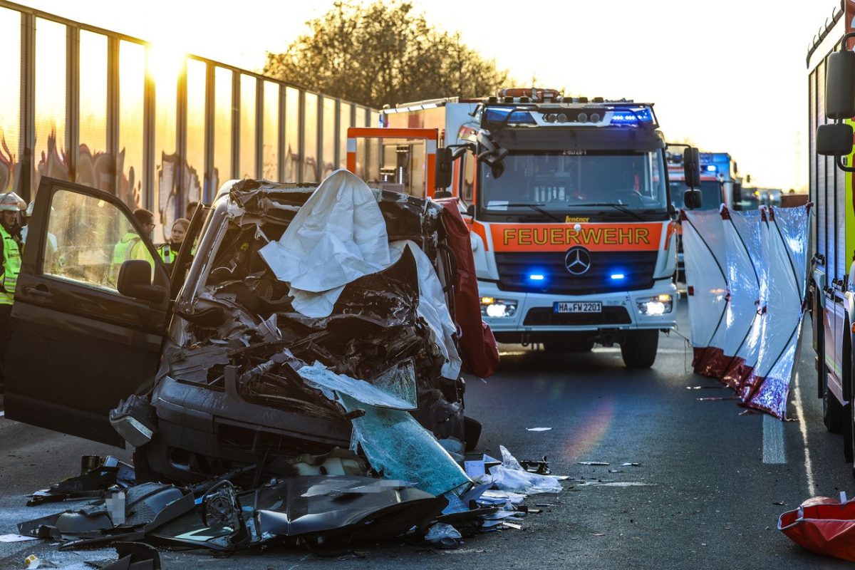 Todes-Drama auf A1 im Ruhrgebiet: Transporter rast auf Stauende auf – Fahrer stirbt