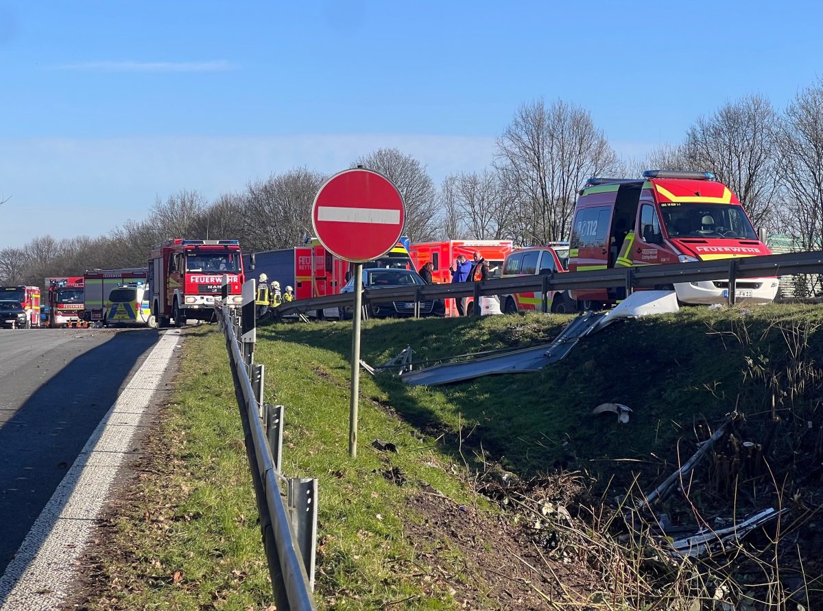 Auf der A2 im Ruhrgebiet hat ein Auto die Leitplanke durchbrochen. Feuerwehr und Polizei sind vor Ort im Einsatz.