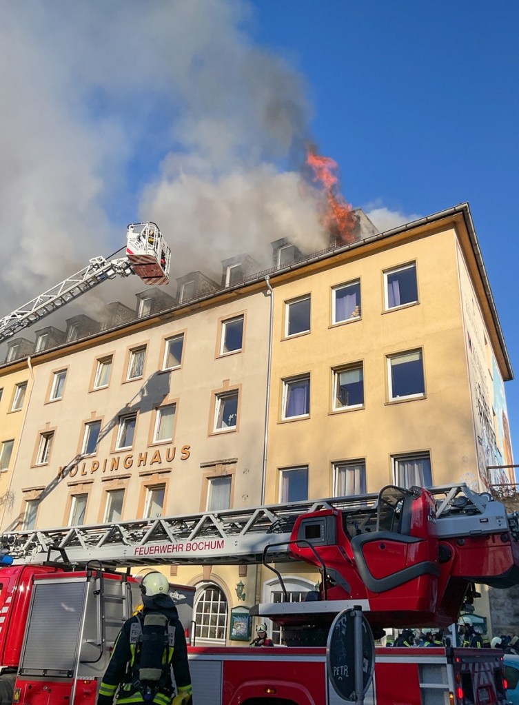 Rauch und Feuer dringen aus der brennenden Wohnung im Kolpinghaus Bochum.