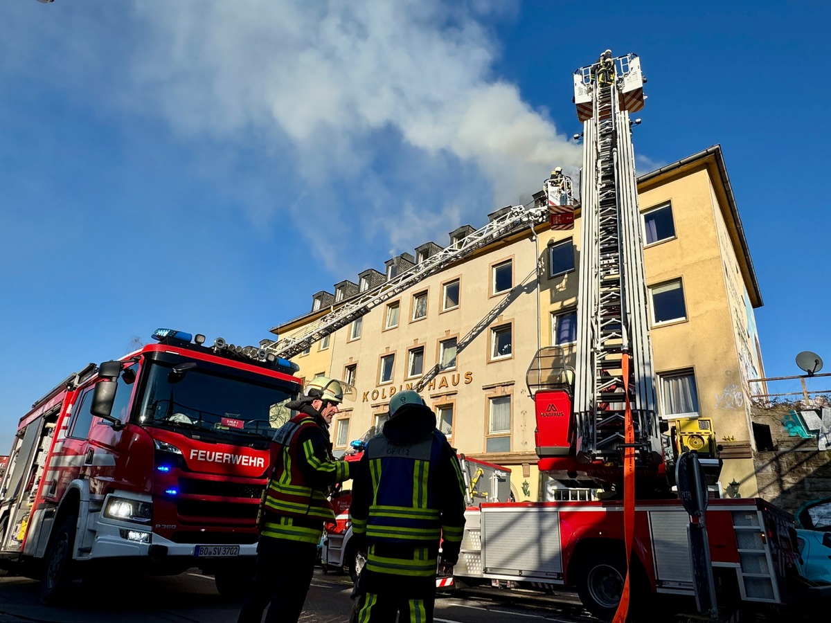 Rauch und Feuer dringen aus der brennenden Wohnung im Kolpinghaus Bochum.