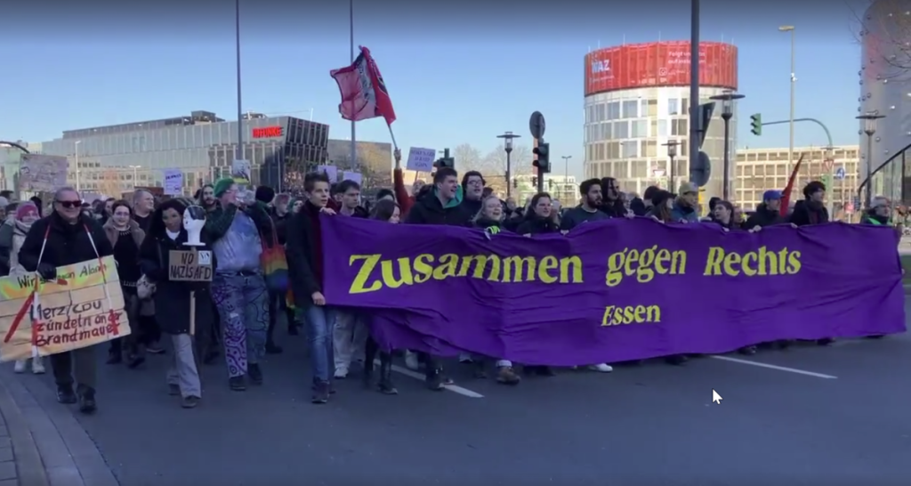 Die Demo-Teilnehmer laufen in Essen durch den Kreisverkehr am Limbecker Platz.