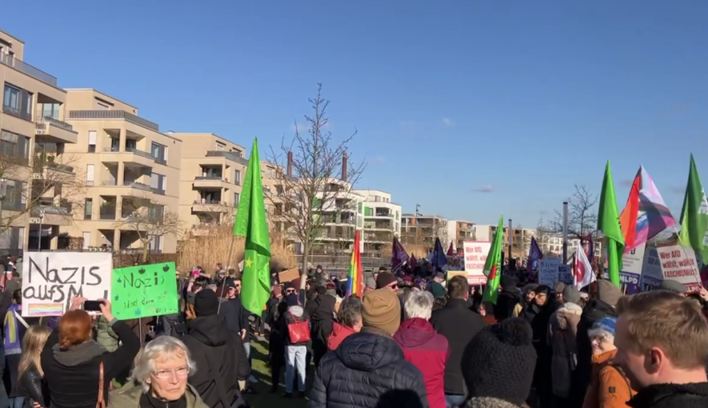 Schätzungsweise 2000 Menschen sind zur Demo in Essen gekommen.