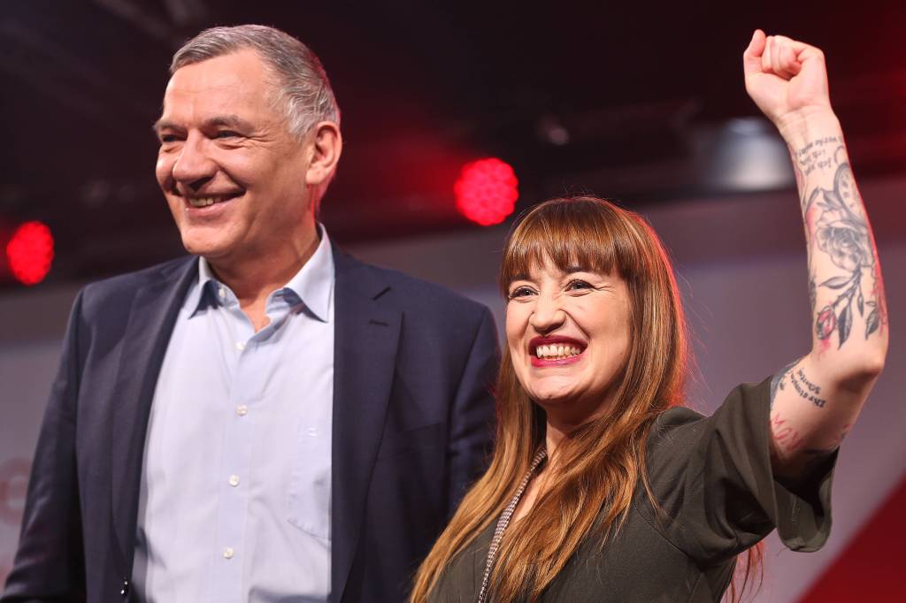 Heidi Reichinnek und Jan van Aken, sie hebt den linken Arm.