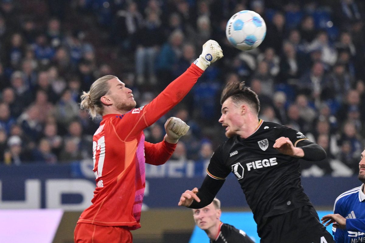 Loris Karius hebt beim FC Schalke 04 ab.